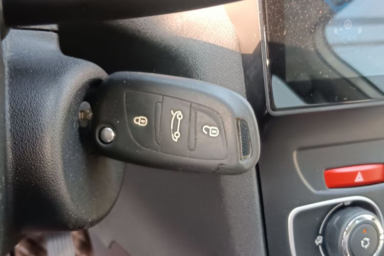 雪铁龙C4L 2015款 1.8L 手动领先版中控内饰7001