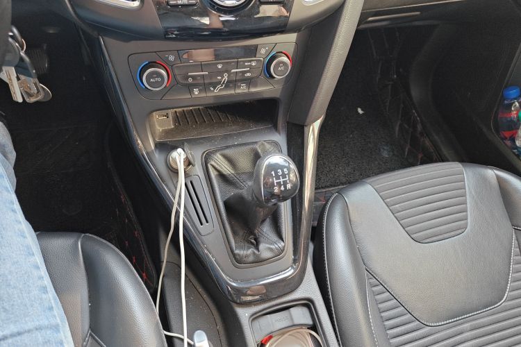 福特 福克斯 2017款 三厢 1.6L 手动风尚型智行版局部细节18