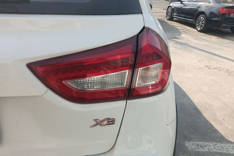 吉利汽车 远景X3 2017款 1.5L 自动尊贵型车身外观9