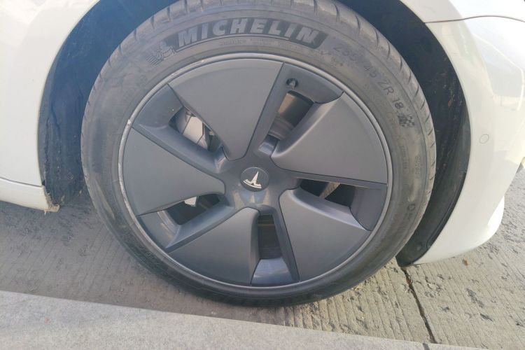 特斯拉 Model 3 2022款 后轮驱动版车身外观10