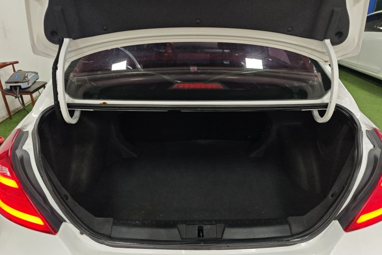 吉利汽车 帝豪 2017款 三厢百万款 1.5L 手动向上互联版机舱底盘23