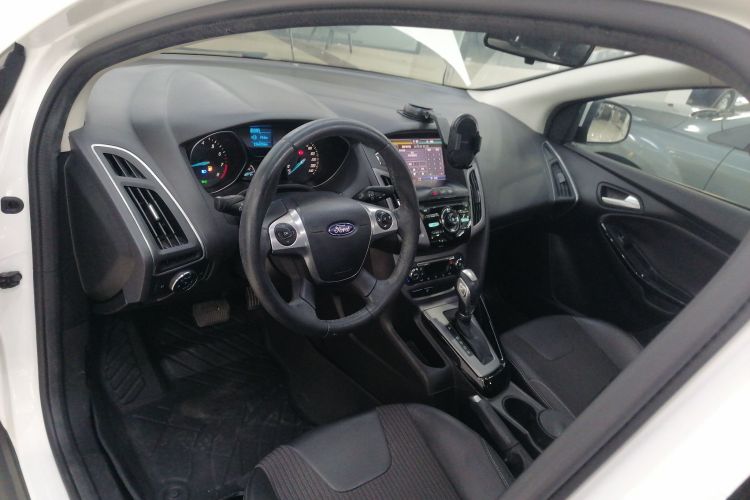 福特 福克斯 2012款 三厢 1.6L 自动风尚型中控内饰12