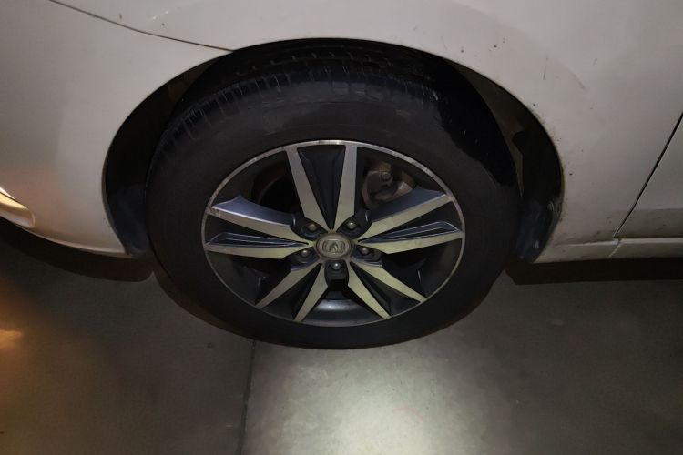 长安 逸动 2016款 1.6L 手动风尚型车身外观6001