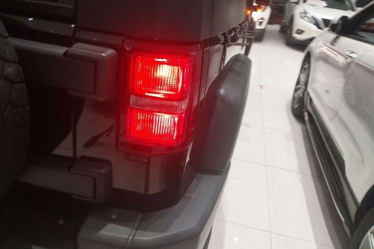 北京越野 北京BJ40 2016款 40L 2.3T 自动四驱尊享版车身外观9