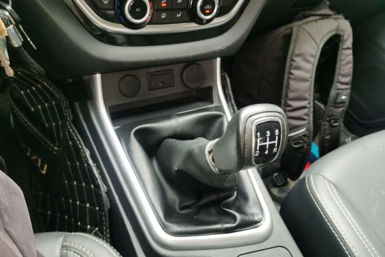 五十铃 瑞迈 2022款 2.8T经典柴油两驱舒享型长轴版JE493ZLQ6E局部细节18