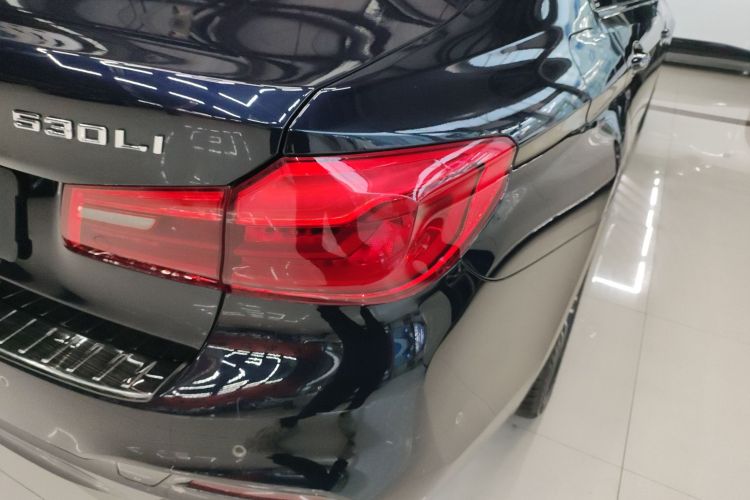 宝马5系 2018款 改款 530Li 领先型 M运动套装车身外观9