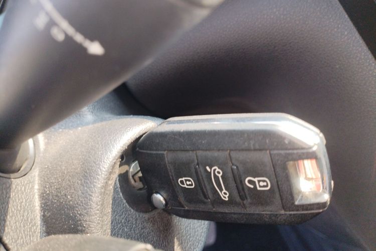 标致3008 2013款 2.0L 自动潮流版中控内饰7001