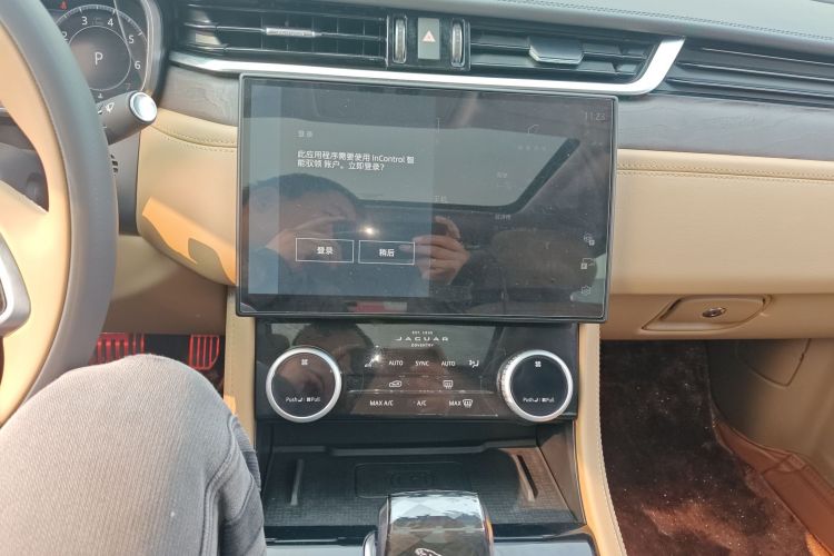 捷豹XFL 2024款 2.0T P250 两驱尊享豪华版中控内饰16