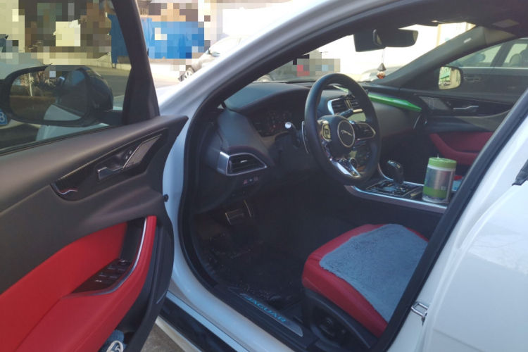 捷豹XEL 2024款 2.0T 250PS R-DYNAMIC S耀黑运动版中控内饰20