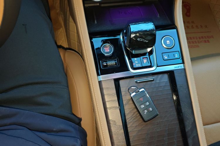 捷豹XFL 2024款 2.0T P250 两驱尊享豪华版中控内饰18