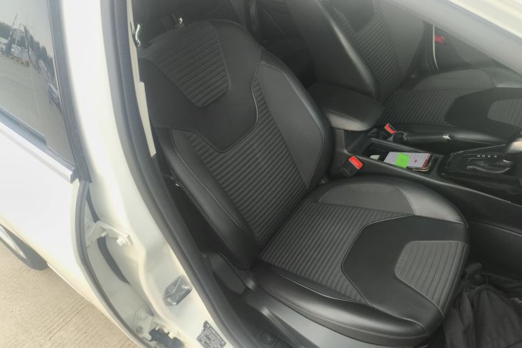 福特 福克斯 2020款 两厢经典 1.5L 自动风尚型局部细节41