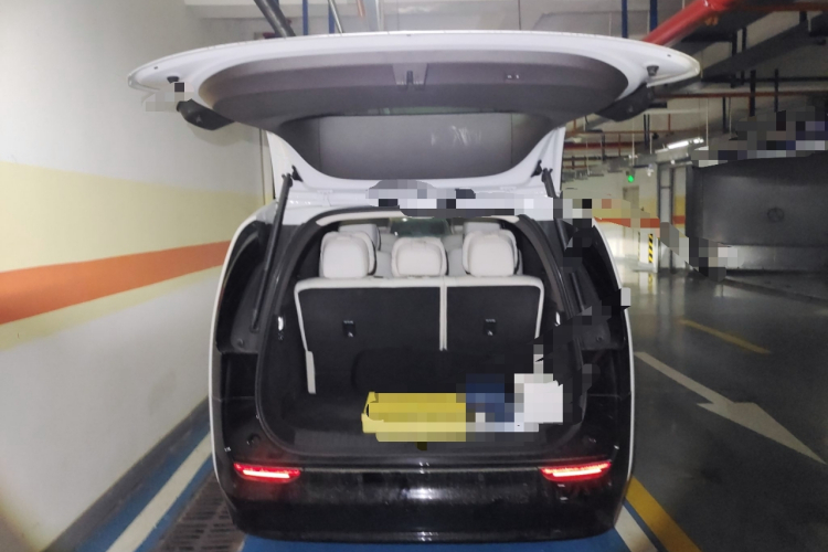 理想汽车 理想MEGA 2024款 Ultra中控内饰23