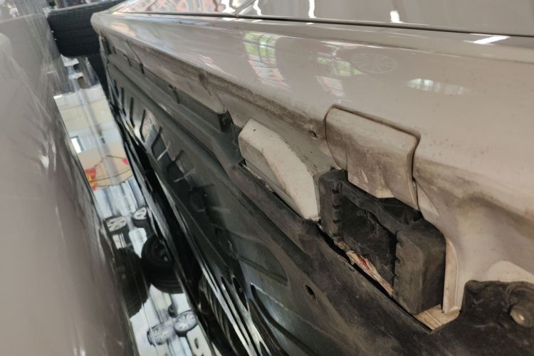 奔驰C级 2018款 C 200 运动版机舱底盘30