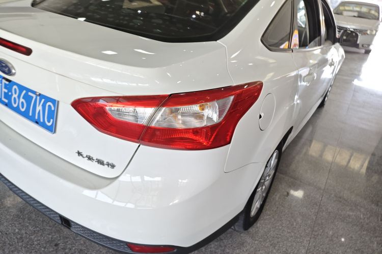 福特 福克斯 2012款 三厢 1.6L 自动舒适型车身外观9