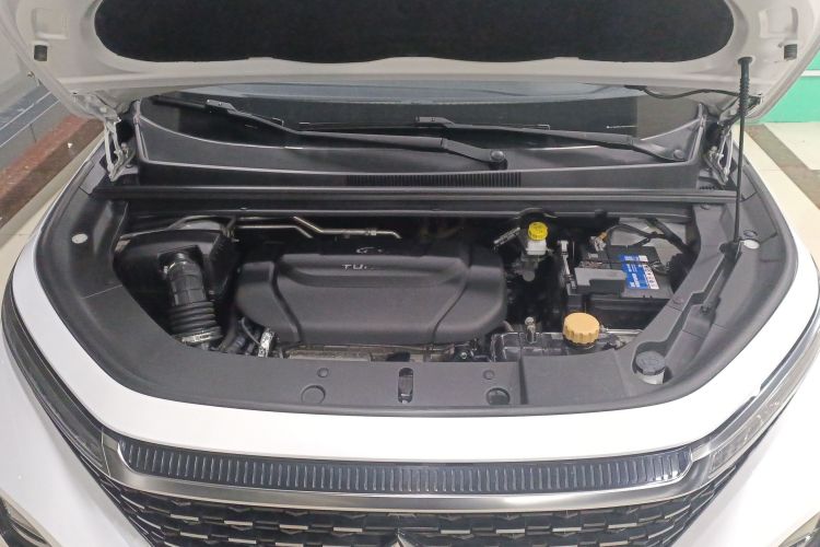 宝骏RM-5 2019款 1.5T CVT 24小时在线豪华型 6座机舱底盘24