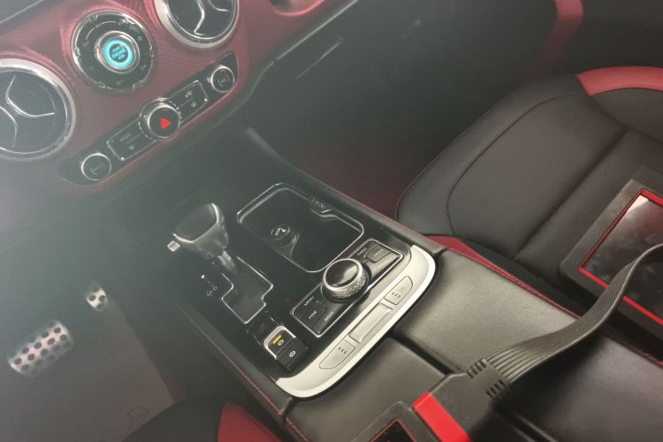 北京BJ40 2019款 2.0T 自动四驱城市猎人版旗舰型 国V中控内饰18