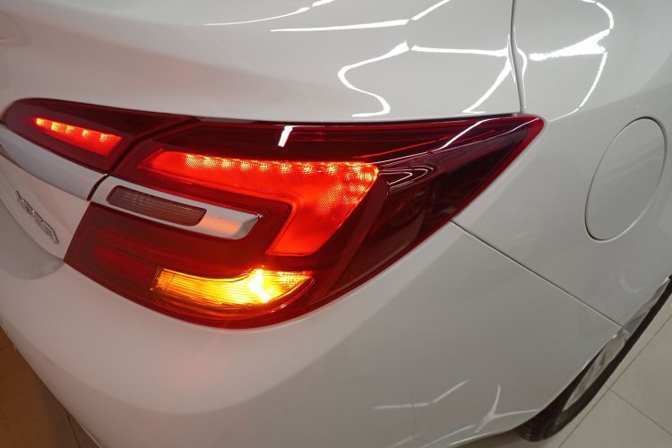 别克 君威 2015款 1.6T 精英技术型车身外观9