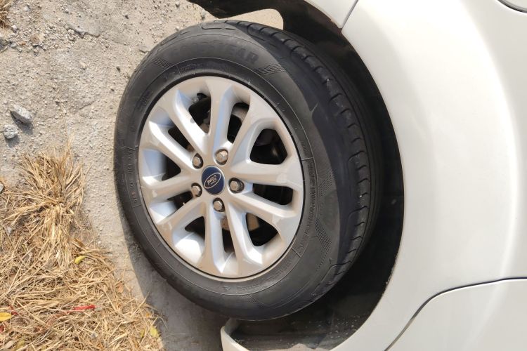 福特 福克斯 2013款 两厢经典 1.8L 手动基本型车身外观6008