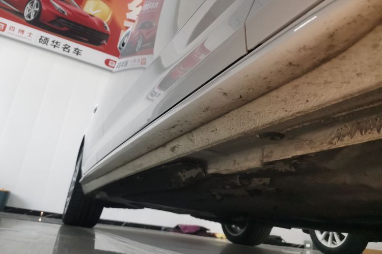 奥迪A4L 2018款 30周年年型 45 TFSI quattro 个性运动版局部细节9001