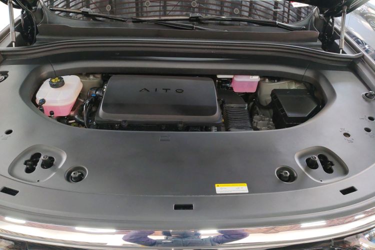 鸿蒙智行 问界M8 2025款 增程 Max版 37kWh 5座版机舱底盘24