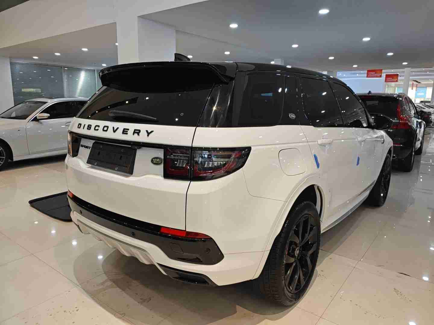 车辆右后45度外观展示