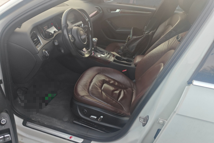 奥迪A4L 2016款 35 TFSI 典藏版 自动标准型中控内饰19