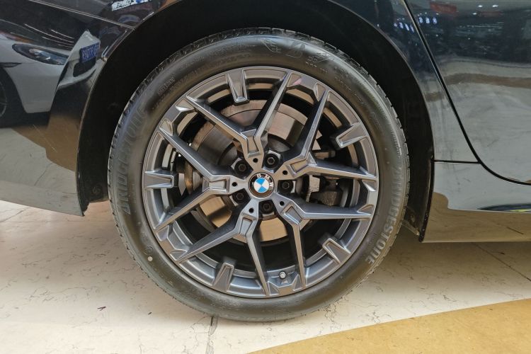 宝马3系 2025款 330Li M运动曜夜套装车身外观6008