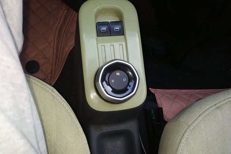 吉利银河 2023款 熊猫mini 200km 耐力熊中控内饰18