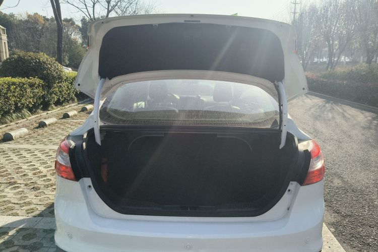 福特 福克斯 2012款 三厢 1.6L 手动风尚型机舱底盘23