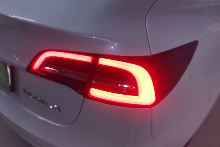 特斯拉 Model 3 2020款 改款 长续航后轮驱动版车身外观9