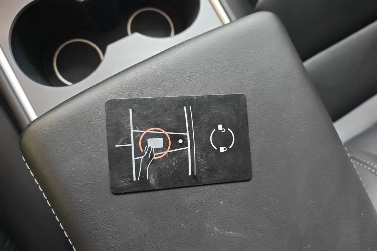 特斯拉 Model 3 2022款 Performance高性能全轮驱动版中控内饰7001