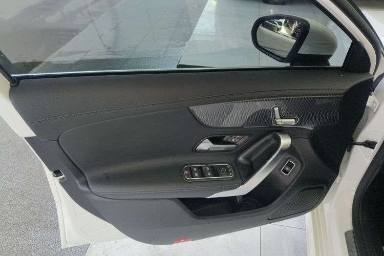 奔驰A级 2021款 A 200 L 运动轿车时尚型中控内饰7007