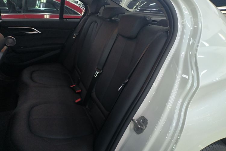 宝马1系 2023款 120i M运动版中控内饰21