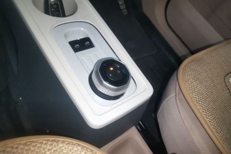 吉利银河 2023款 熊猫mini 200km 耐力熊中控内饰18