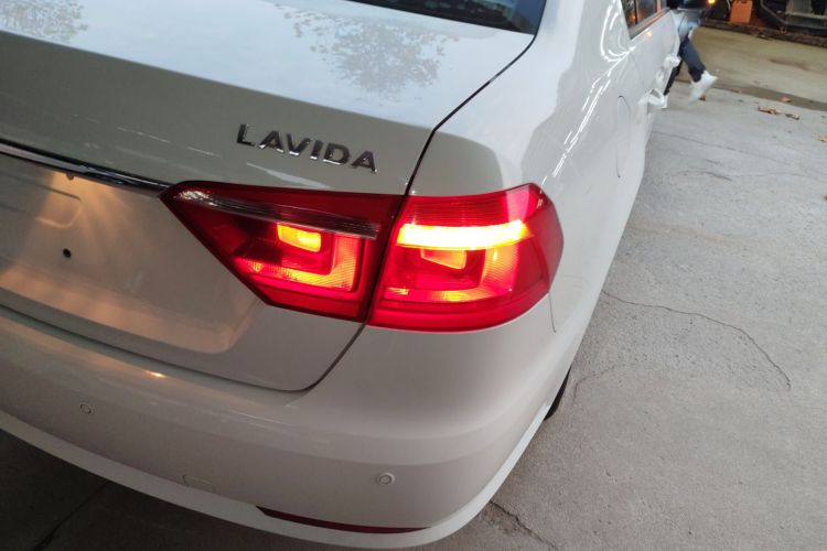 大众 朗逸 2013款 改款经典 1.6L 自动风尚版车身外观9