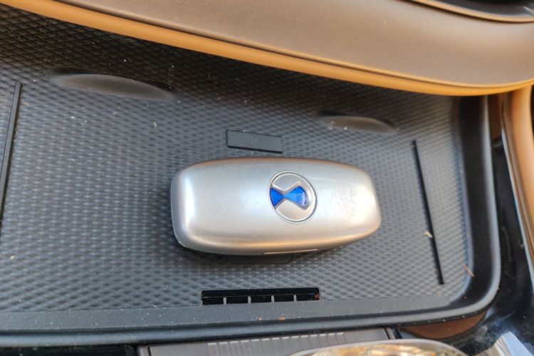 腾势D9 2022款 DM-i 970 四驱旗舰型中控内饰7001