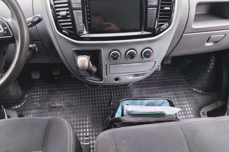 上汽大通MAXUS 新途V80 2019款 2.5T经典款6挡手动傲运通改款短轴超低顶5/6座中控内饰18