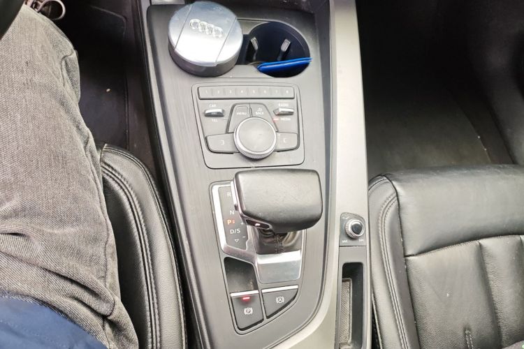 奥迪A4L 2017款 40 TFSI 进取型中控内饰18