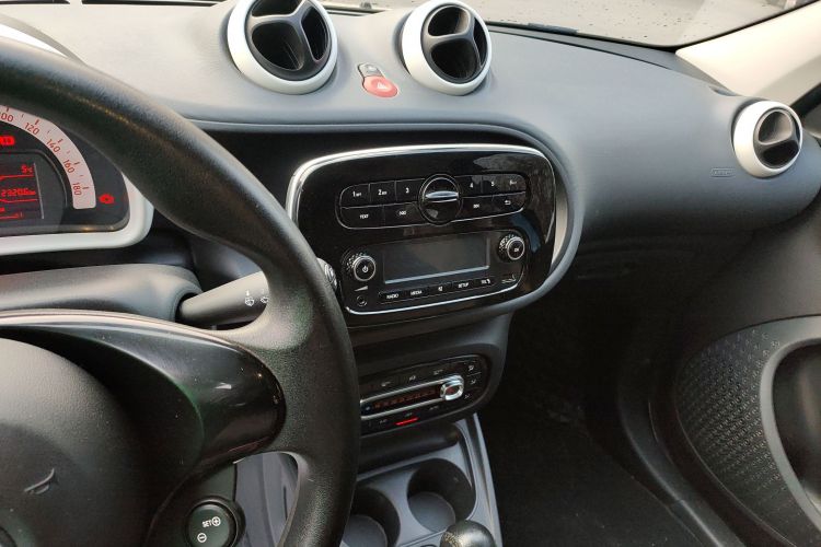 smart forfour 2016款 1.0L 52千瓦灵动版中控内饰16