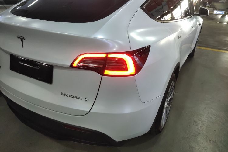 特斯拉 Model Y 2022款 改款 后轮驱动版车身外观9