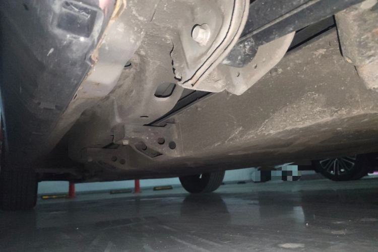 哪吒汽车 哪吒V 2022款 潮 400 Lite 粉色定制款局部细节9003