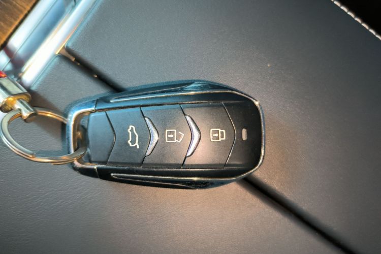 蓝电E5 2024款 荣耀版 100KM臻享型 7座中控内饰7001