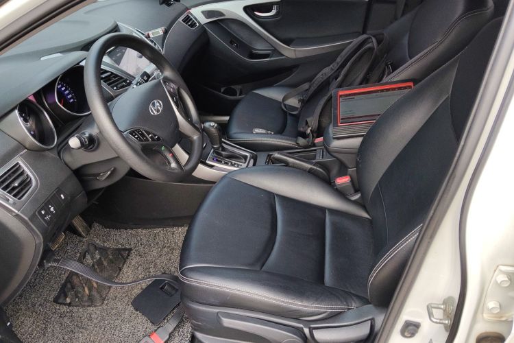 现代 朗动 2016款 1.6L 自动尊贵型局部细节19