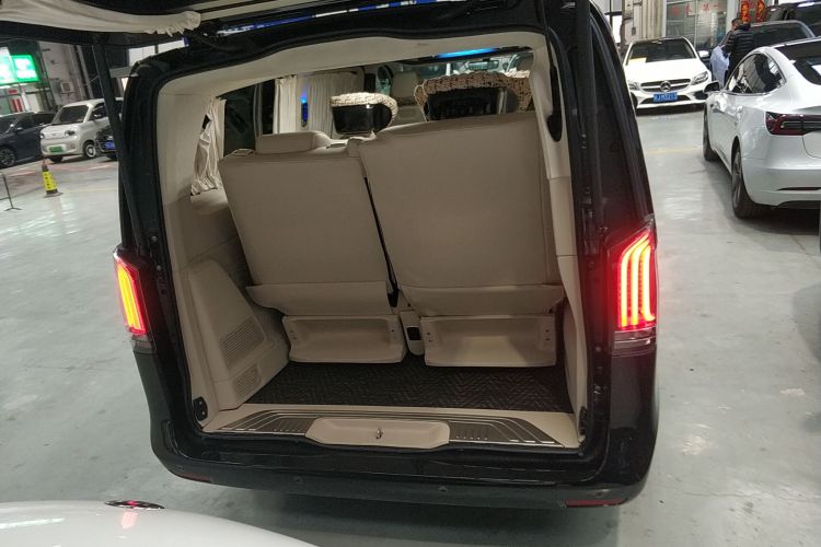 奔驰V级 2024款 V 300 L 长轴距尊贵版机舱底盘23
