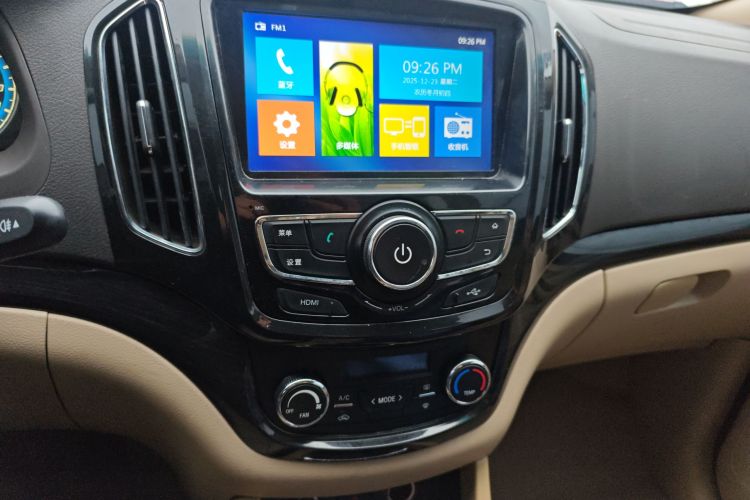 宝骏730 2014款 1.5L 手动豪华型 7座中控内饰16