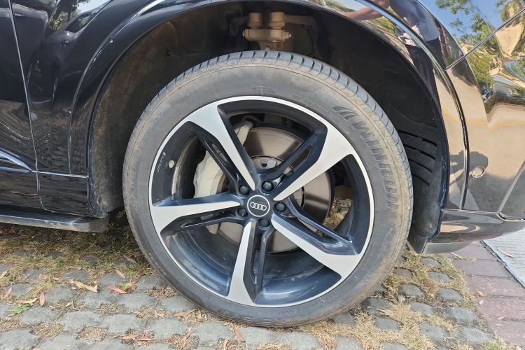 奥迪Q7 2022款 55 TFSI quattro S line运动型车身外观10