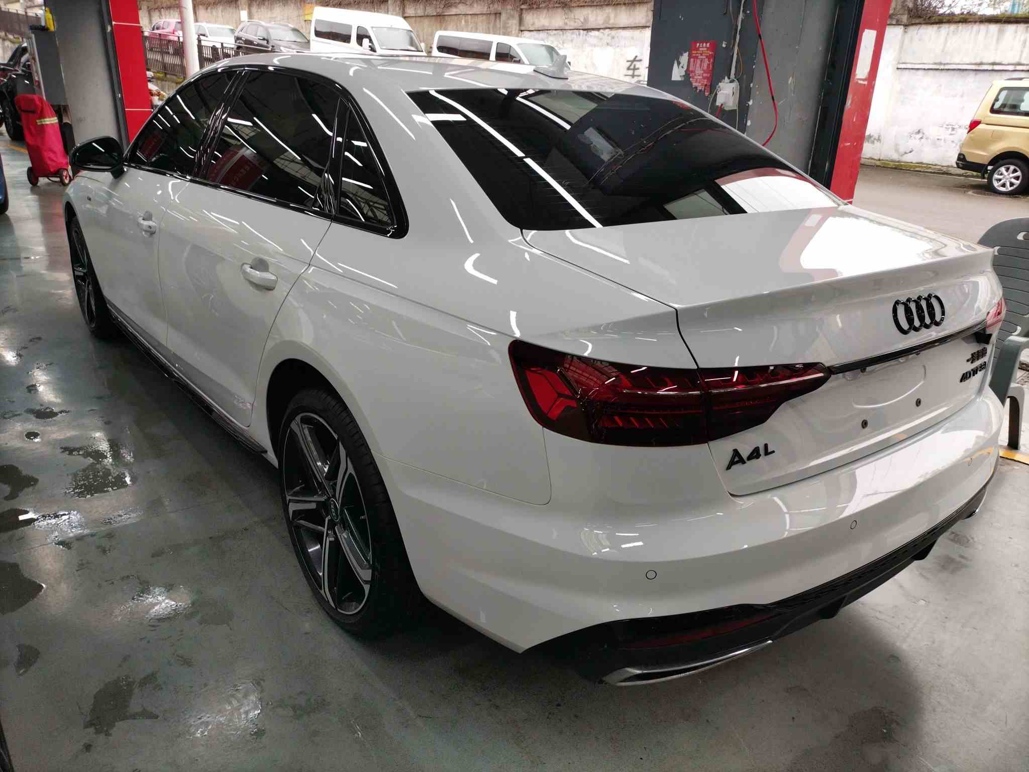 奥迪A4L 2025款 200万辆悦享版 40 TFSI 豪华动感型(3)