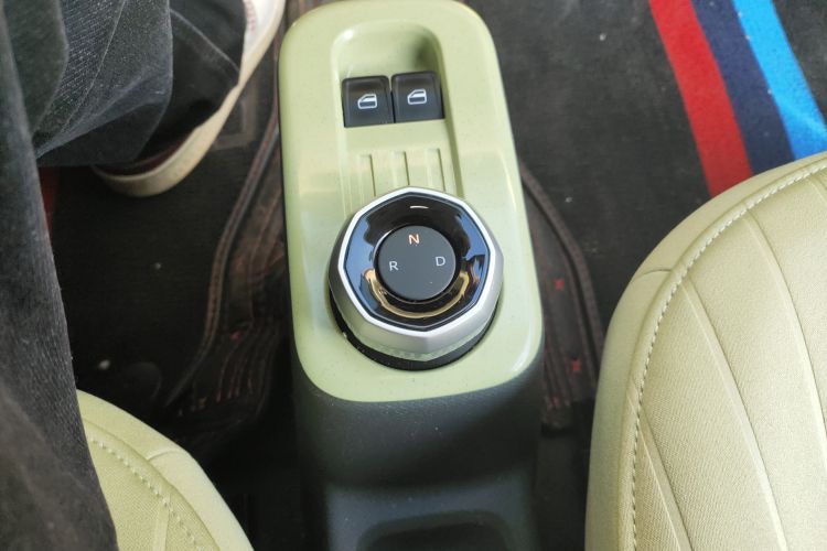 吉利银河 2023款 熊猫mini 200km 灵动熊中控内饰18