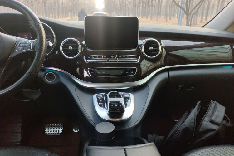 奔驰V级 2017款 V 260 L 尊贵加长版中控内饰16