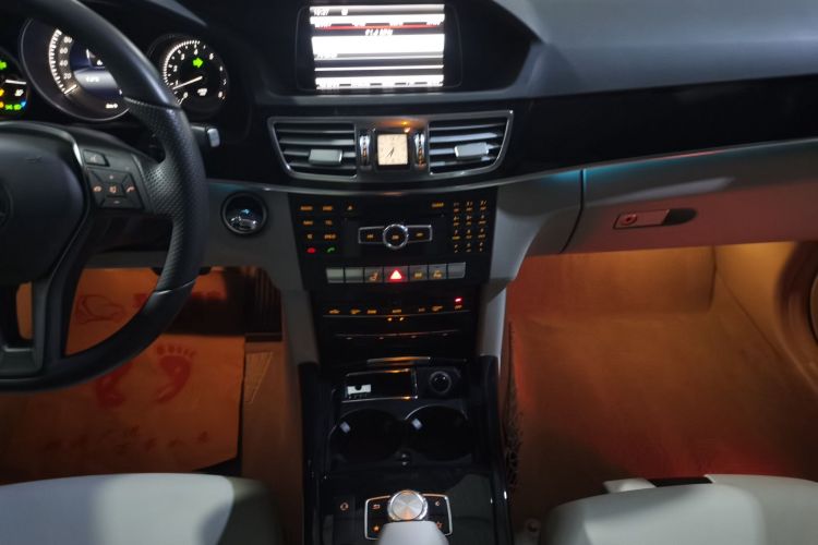 奔驰E级 2014款 E 260 L 运动型中控内饰16